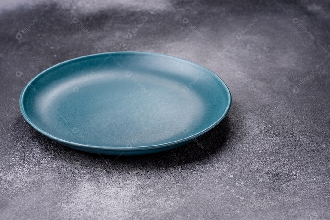 Prato sobre mesa concreto