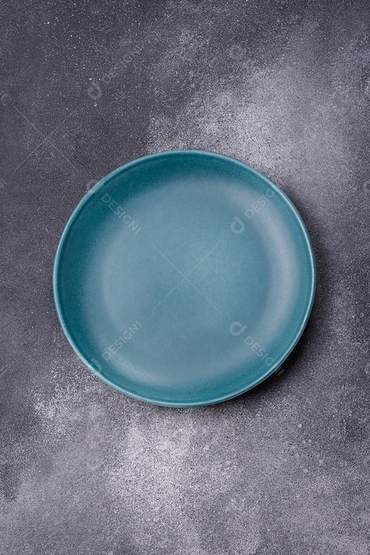 Prato sobre mesa concreto