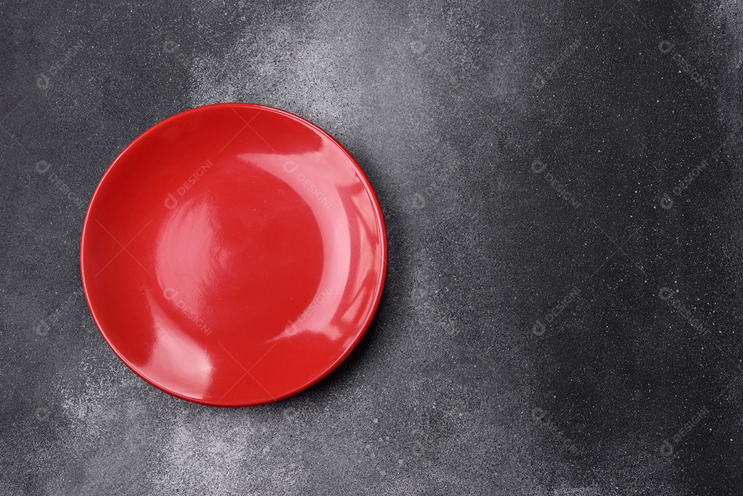 Prato sobre mesa concreto