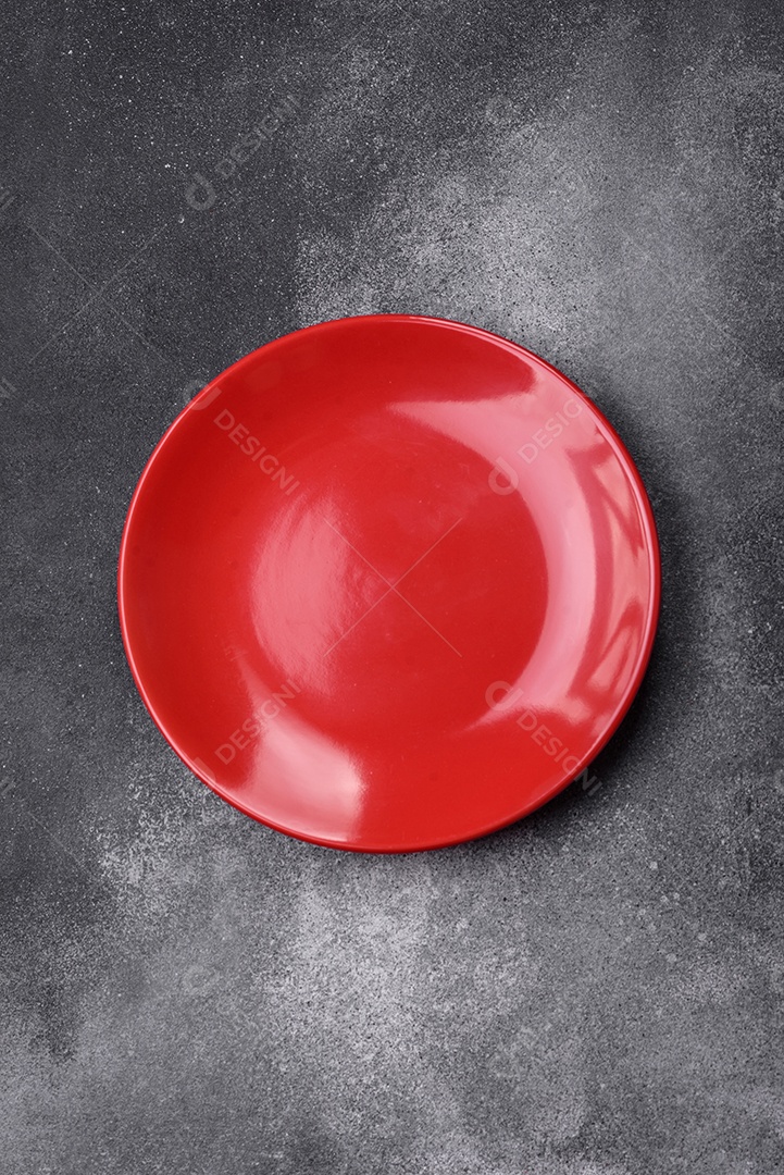 Prato sobre mesa concreto