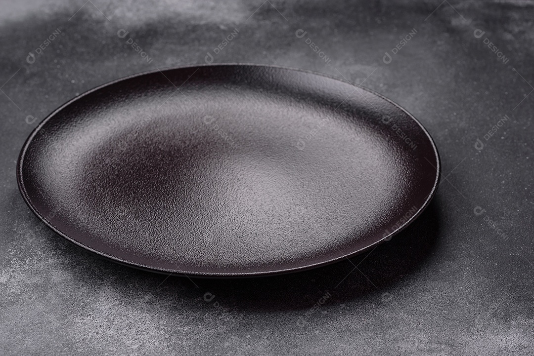 Prato sobre mesa concreto