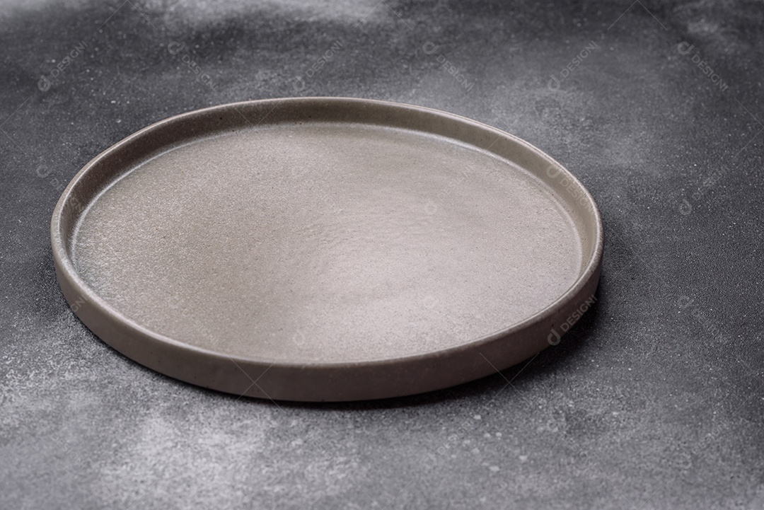 Prato sobre mesa concreto