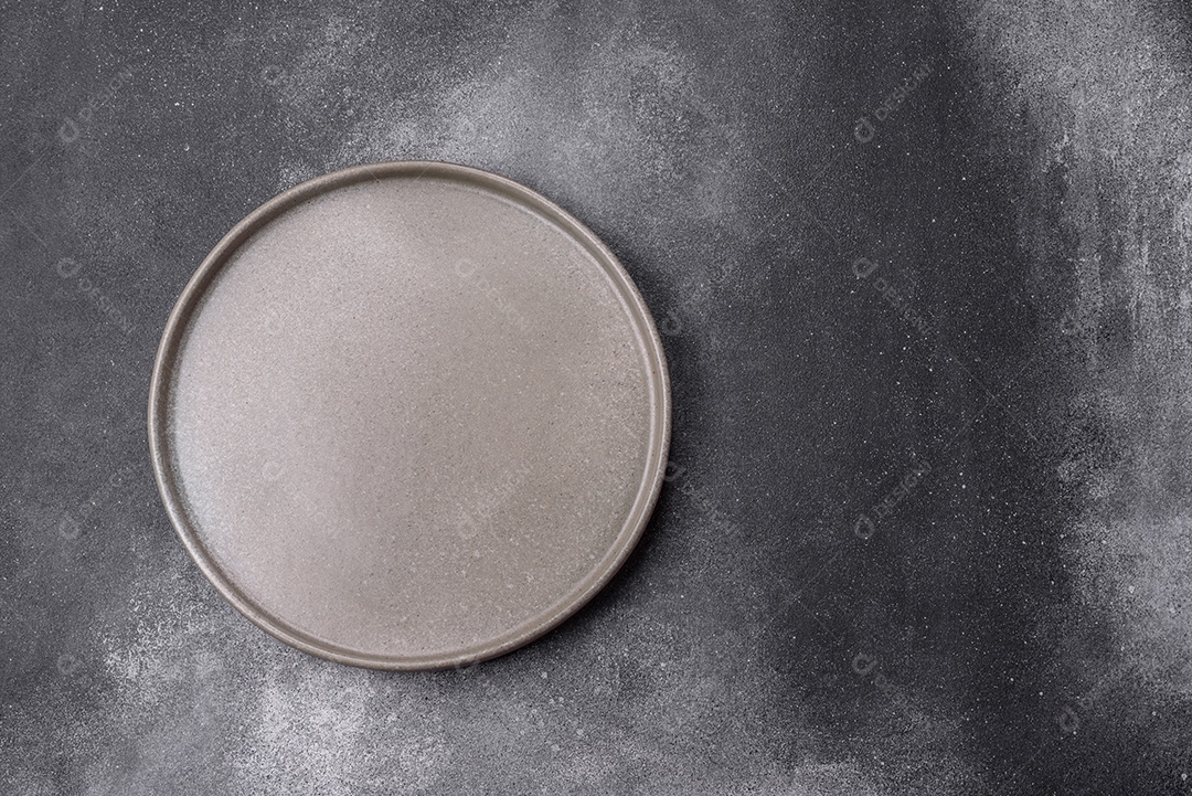 Prato sobre mesa concreto