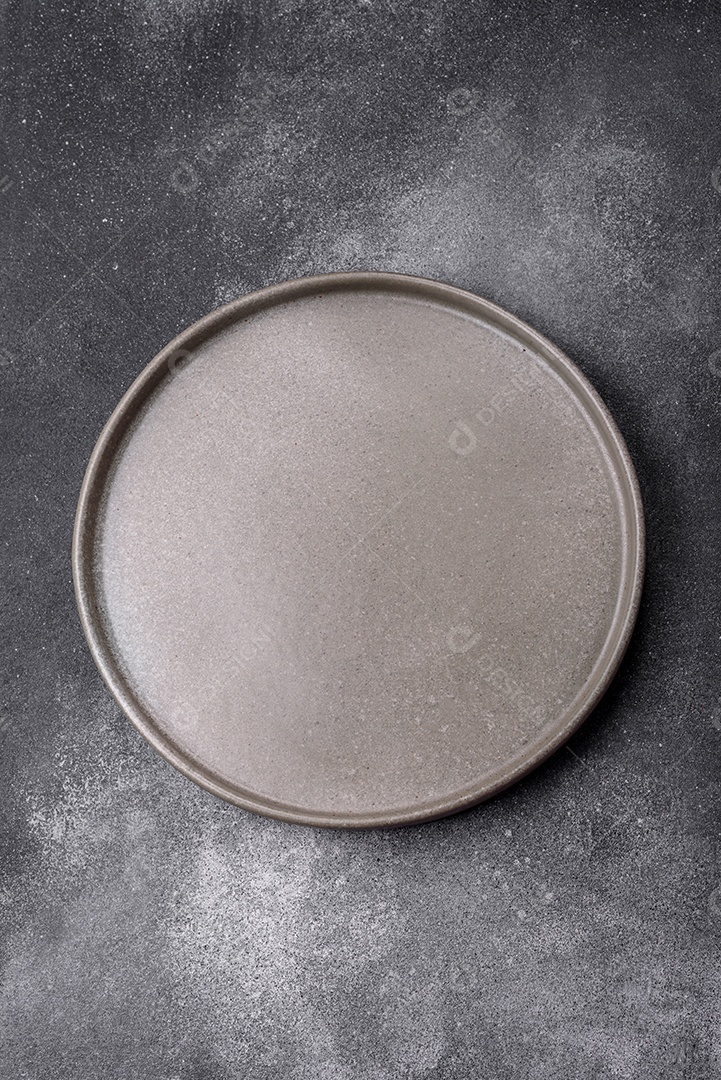 Prato sobre mesa concreto