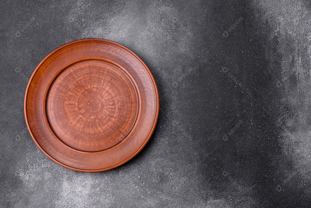 Prato sobre mesa concreto