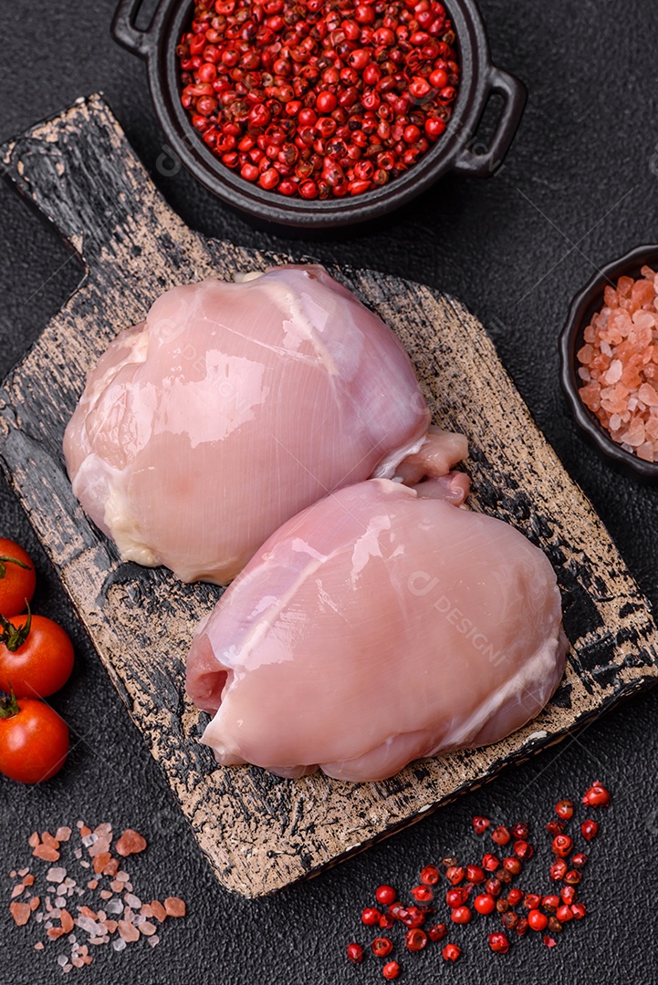 Filé de frangos frescos sobre tábua de madeira