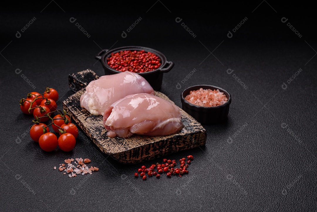 Filé de frangos frescos sobre tábua de madeira