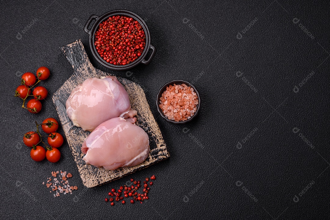 Filé de frangos frescos sobre tábua de madeira