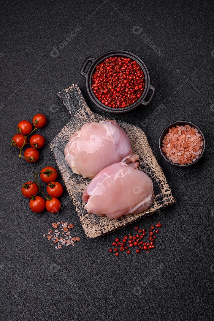 Filé de frangos frescos sobre tábua de madeira