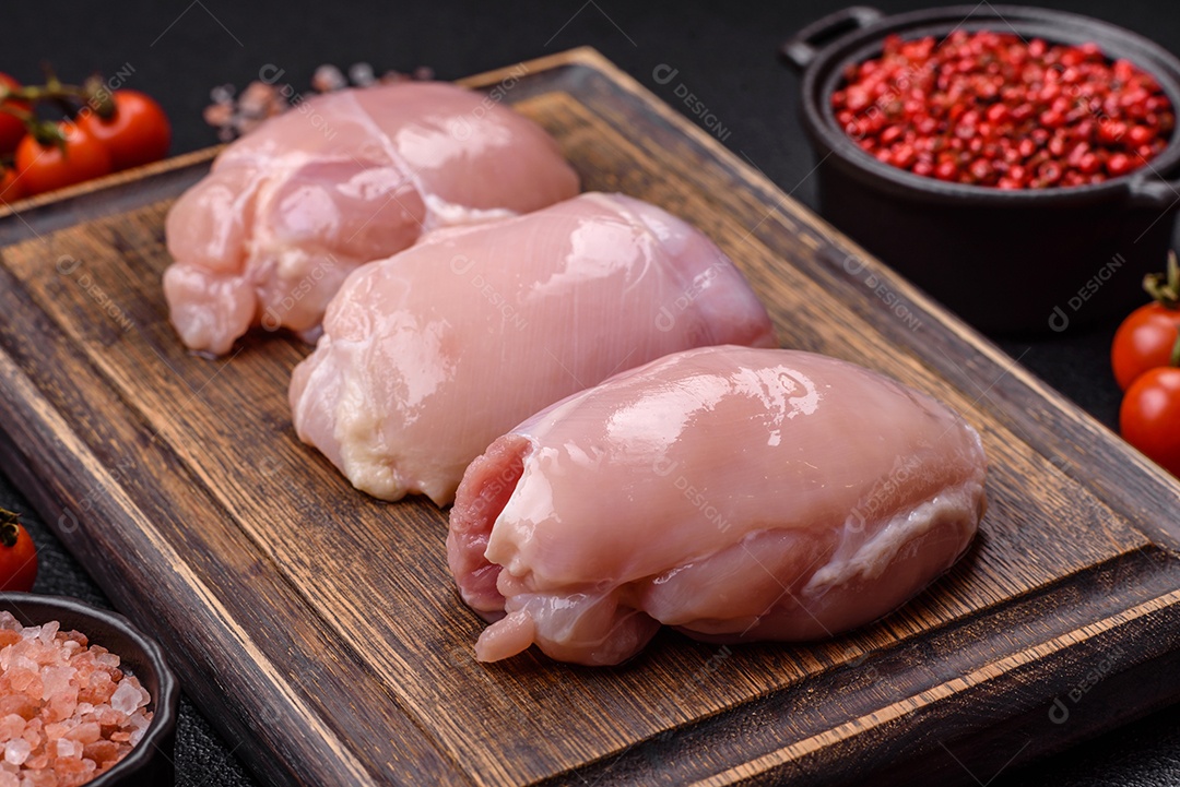 Carne de frango frescas sobre tábua madeira