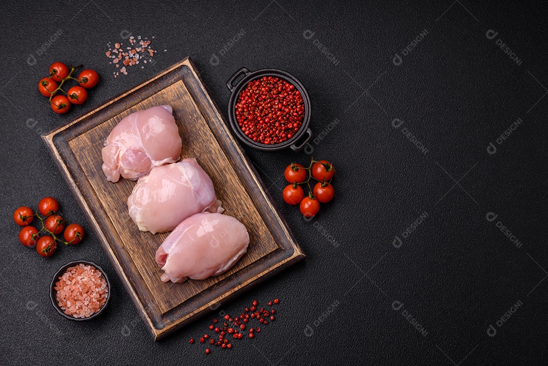 Carne de frango frescas sobre tábua madeira