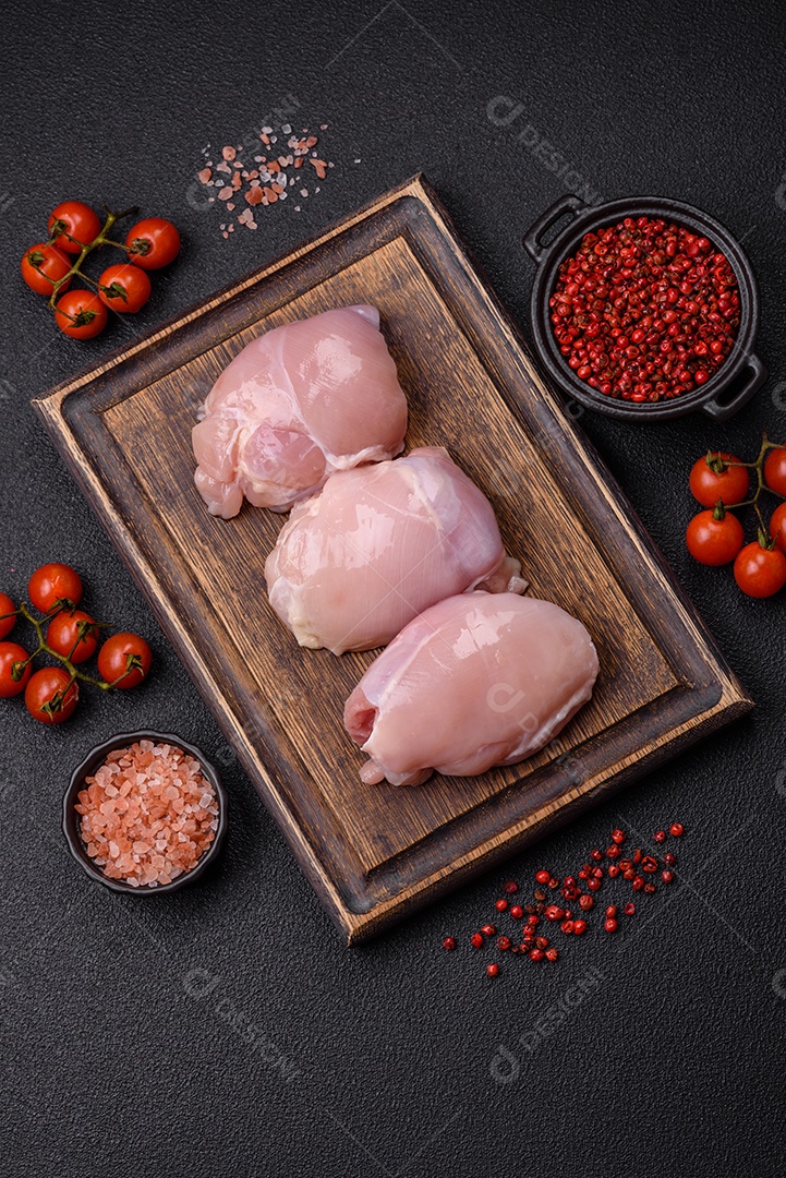 Filé de frangos frescos sobre tábua de madeira