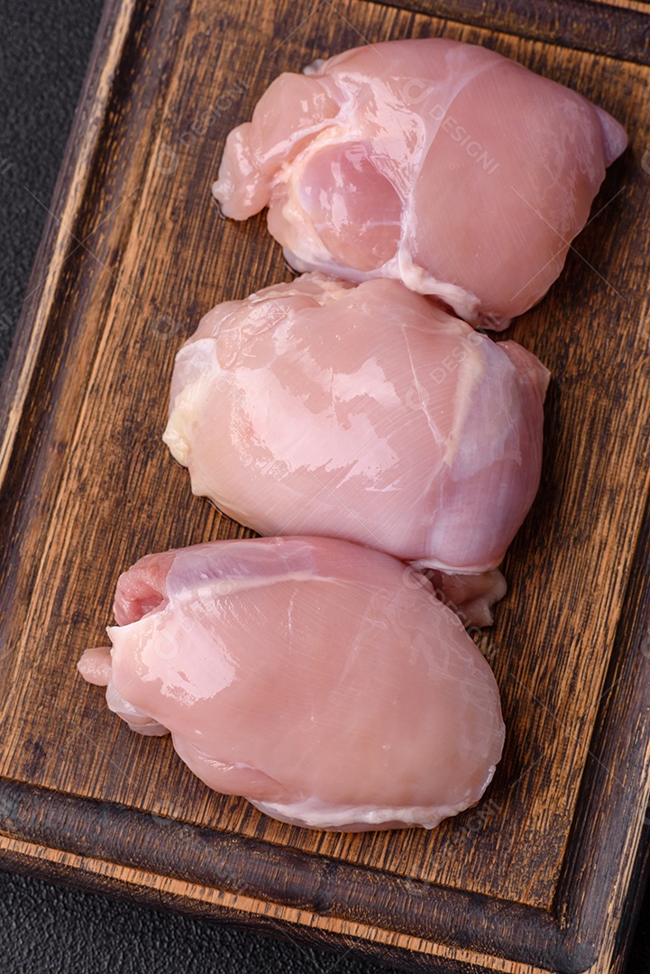 Carne de frango fresca sobre panela mesa de pedra
