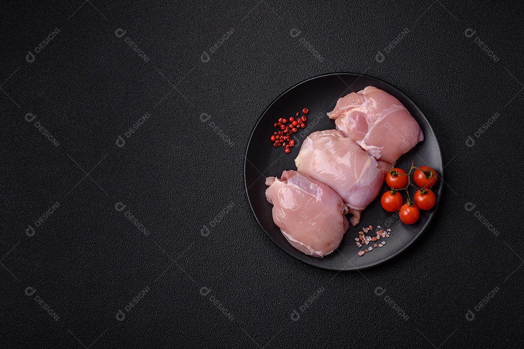Carne de frango fresca sobre panela mesa de pedra