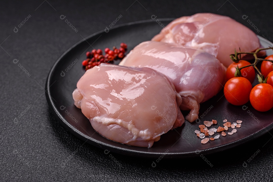 Carne de frango fresca sobre panela mesa de pedra