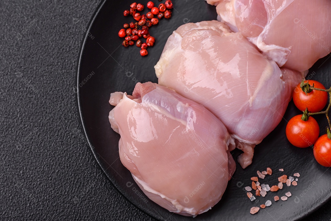 Filé de frangos frescos sobre tábua de madeira