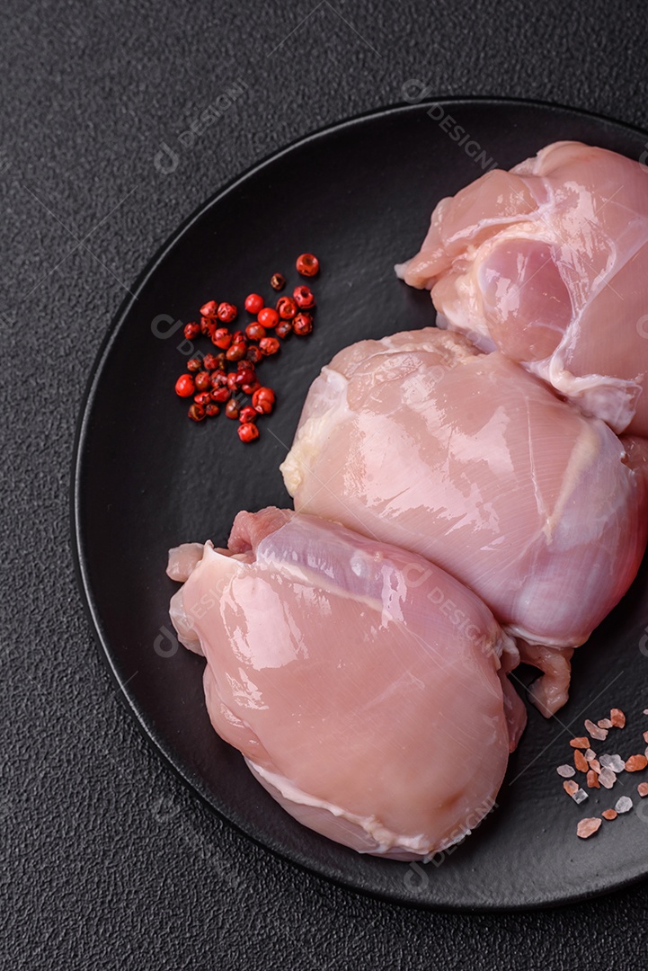 Carne de frango fresca sobre panela mesa de pedra