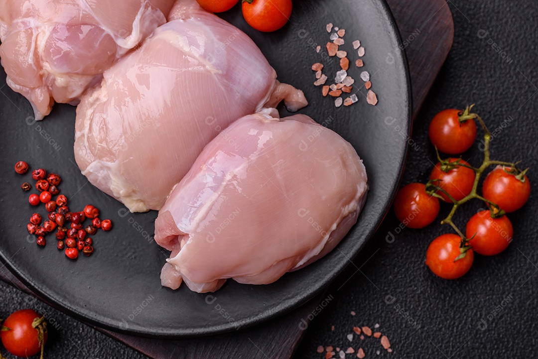 Filé de frangos frescos sobre tábua de madeira