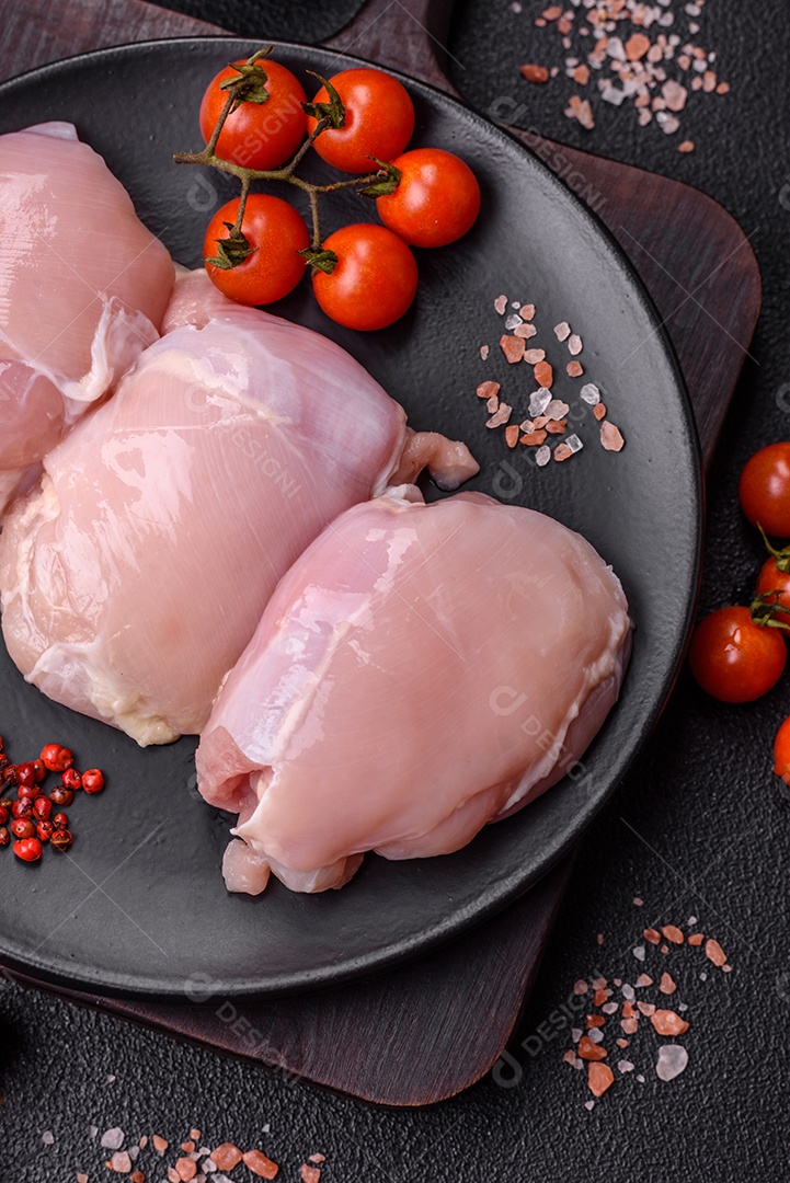 Carne de frango fresca sobre panela mesa de pedra