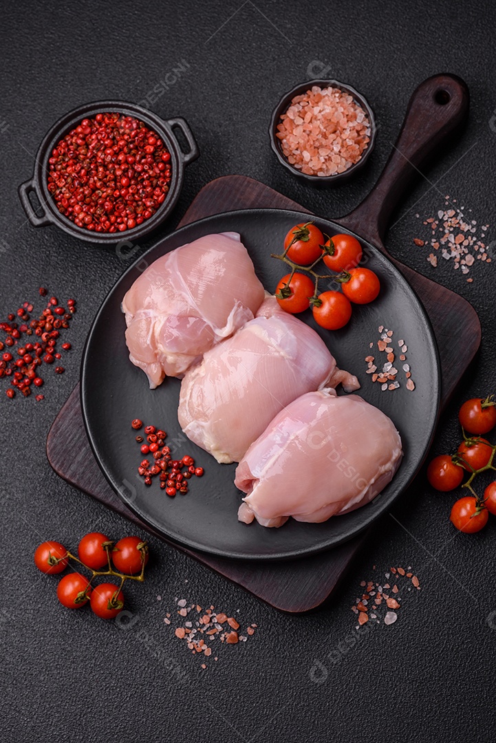 Carne de frango fresca sobre panela mesa de pedra