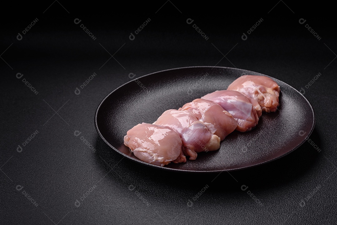 Carne de frango fresca sobre panela mesa de pedra