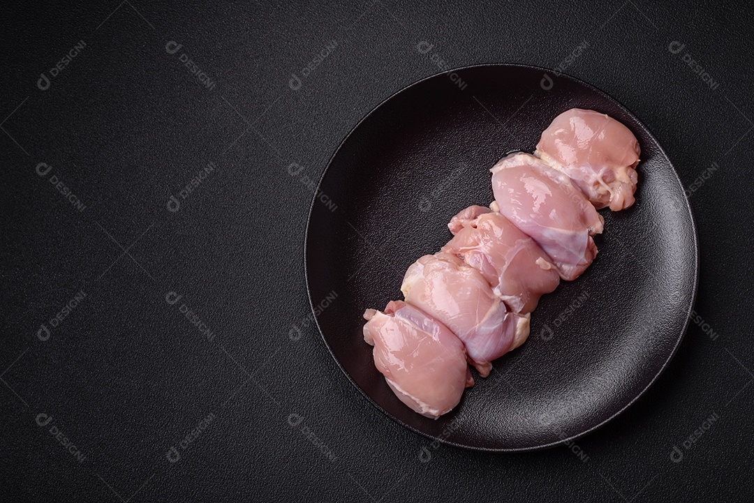 Carne de frango fresca sobre panela mesa de pedra