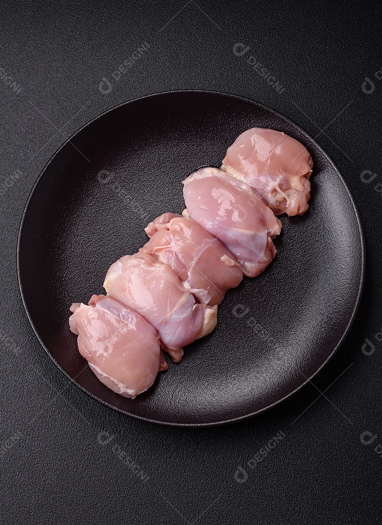 Carne de frango fresca sobre panela mesa de pedra