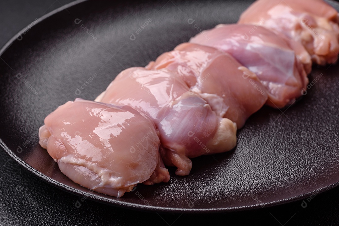 Carne de frango fresca sobre panela mesa de pedra