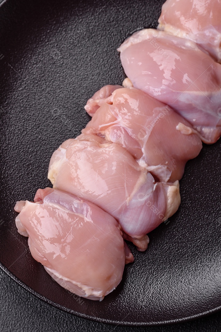 Carne de frango fresca sobre panela mesa de pedra