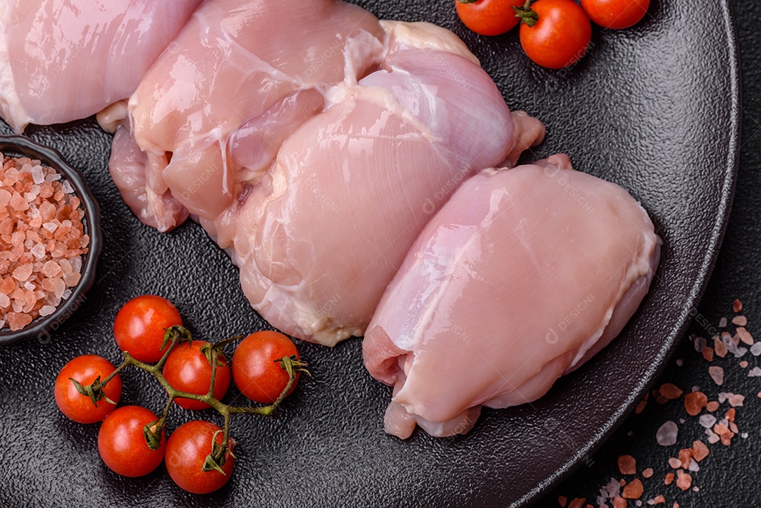 Carne de frango fresca sobre panela mesa de pedra