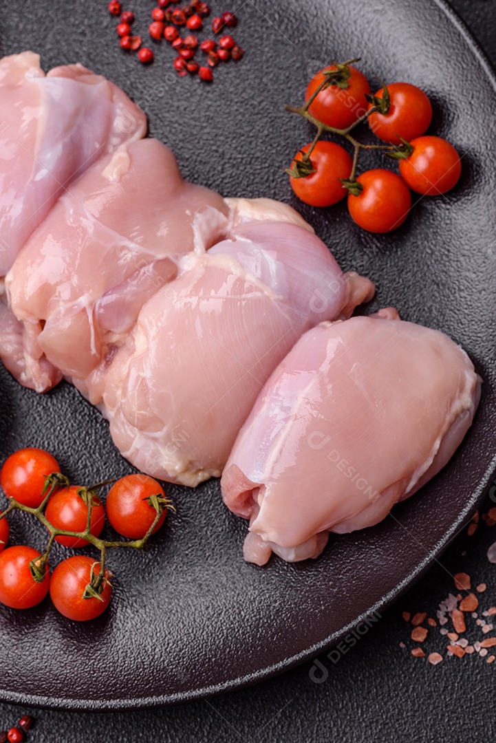 Carne de frango fresca sobre panela mesa de pedra