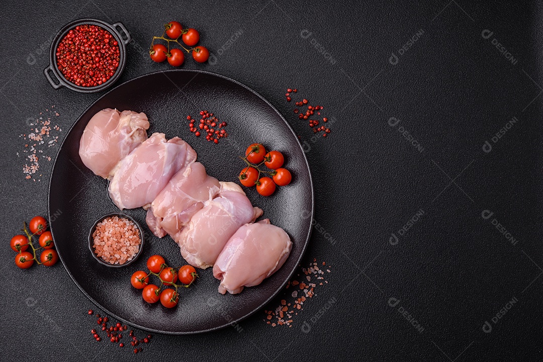 Carne de frango fresca sobre panela mesa de pedra