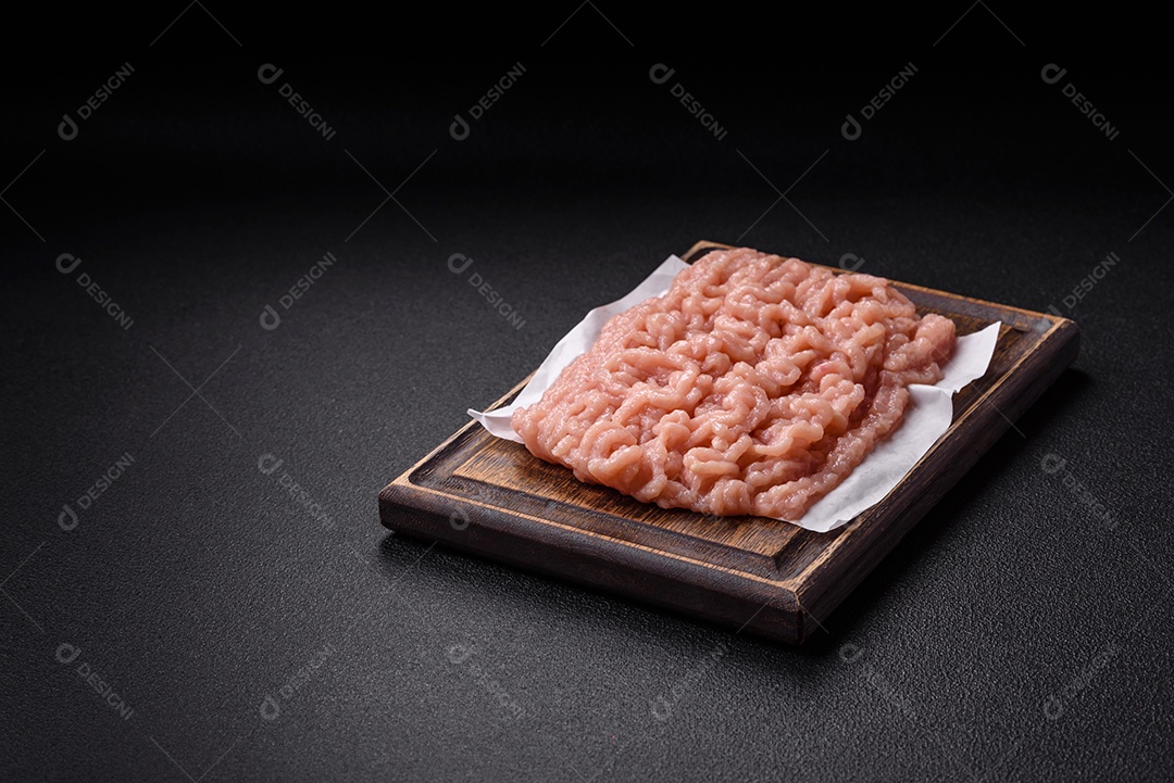 Carnes vermelhas crua moída sobre mesa de pedra