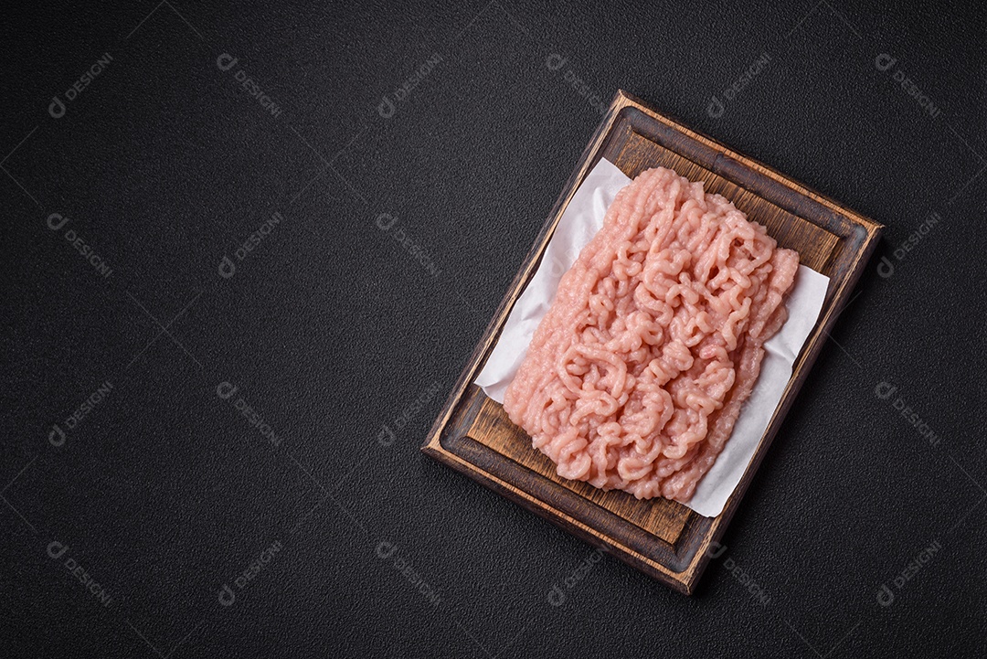 Carnes vermelhas crua moída sobre mesa de pedra