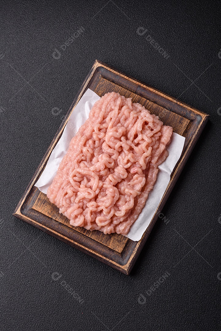 Carnes vermelhas crua moída sobre mesa de pedra