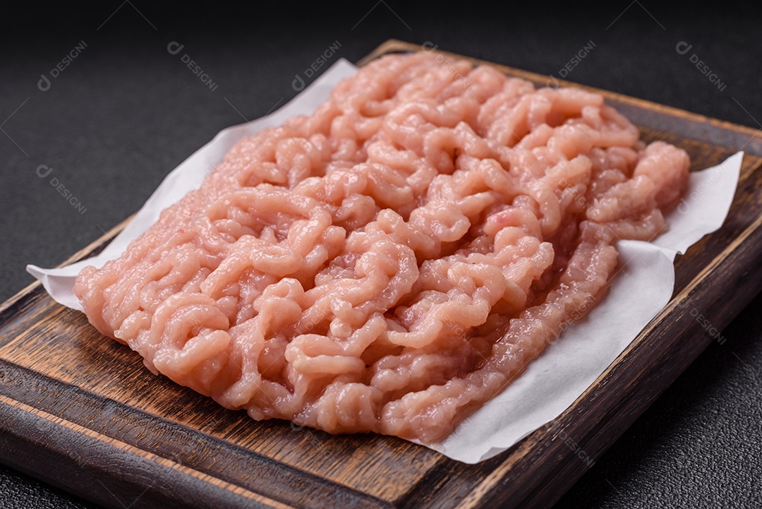 Carnes vermelhas crua moída sobre mesa de pedra