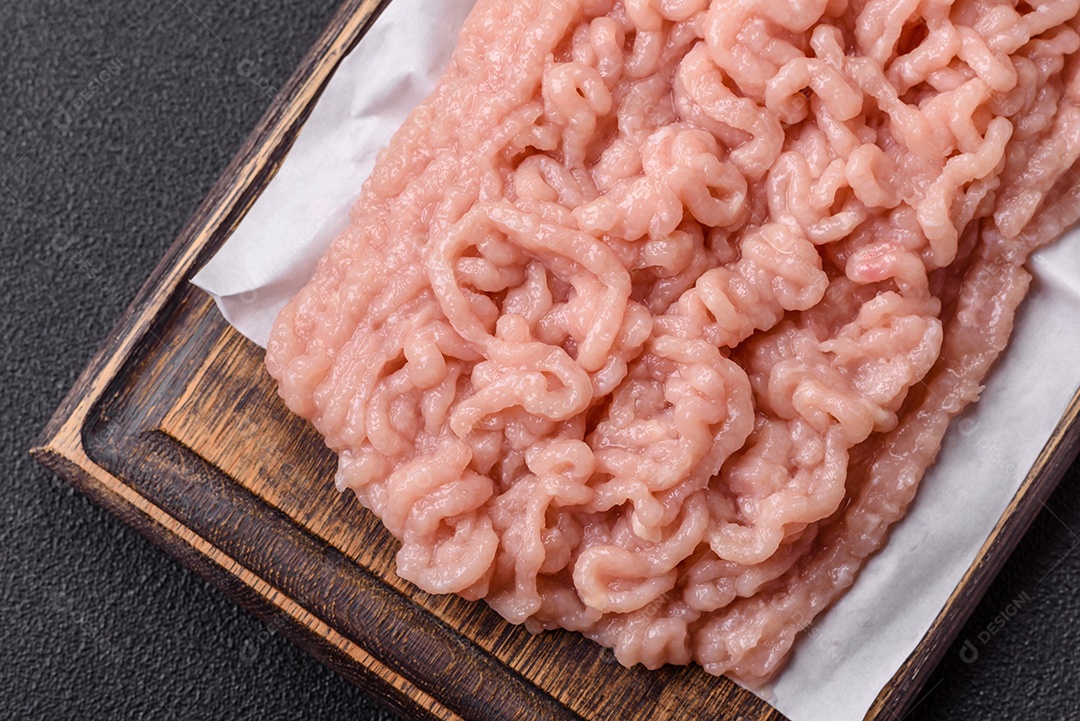 Carnes vermelhas crua moída sobre mesa de pedra