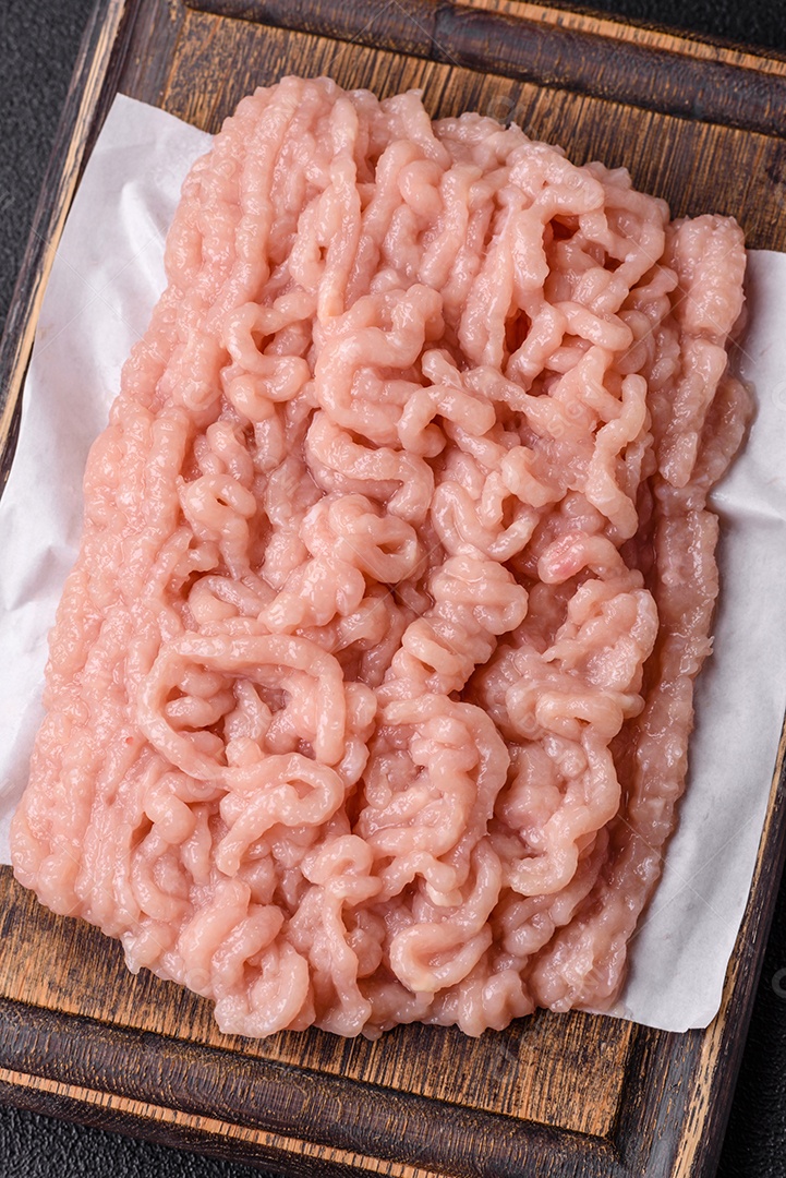 Carnes vermelhas crua moída sobre mesa de pedra