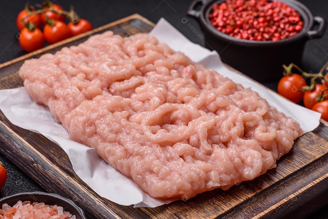 Carnes vermelhas crua moída sobre mesa de pedra