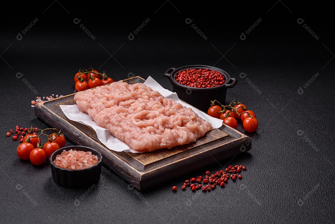 Carnes vermelhas crua moída sobre mesa de pedra