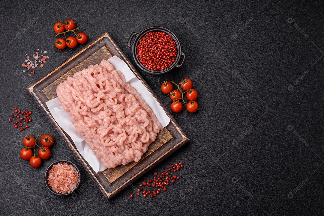 Carnes vermelhas crua moída sobre mesa de pedra