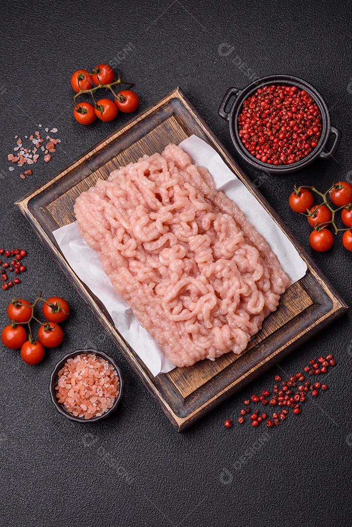 Carnes vermelhas crua moída sobre mesa de pedra