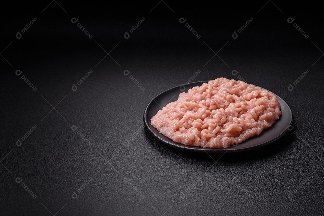 Carnes vermelhas crua moída sobre mesa de pedra