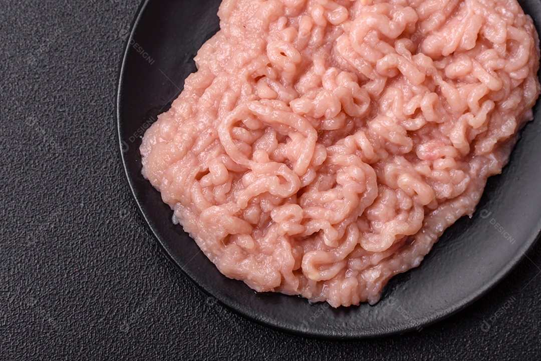 Carnes vermelhas crua moída sobre mesa de pedra