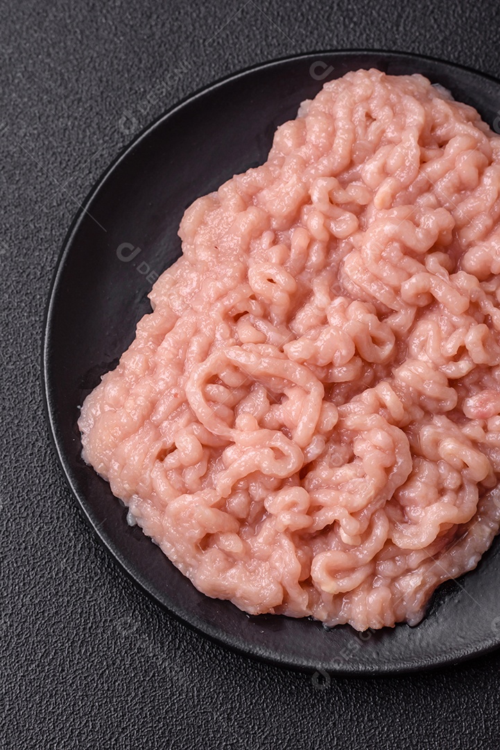 Carnes vermelhas crua moída sobre mesa de pedra