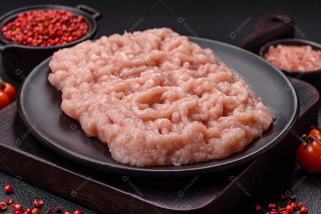 Carnes vermelhas crua moída sobre mesa de pedra