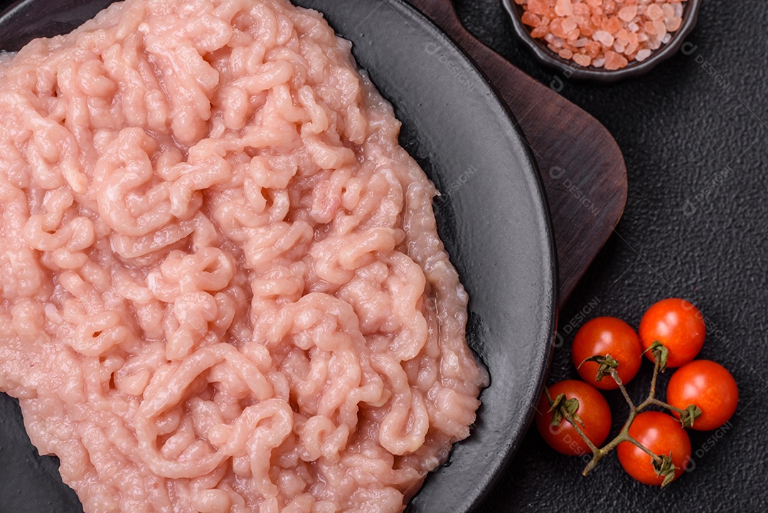Carnes vermelhas crua moída sobre mesa de pedra