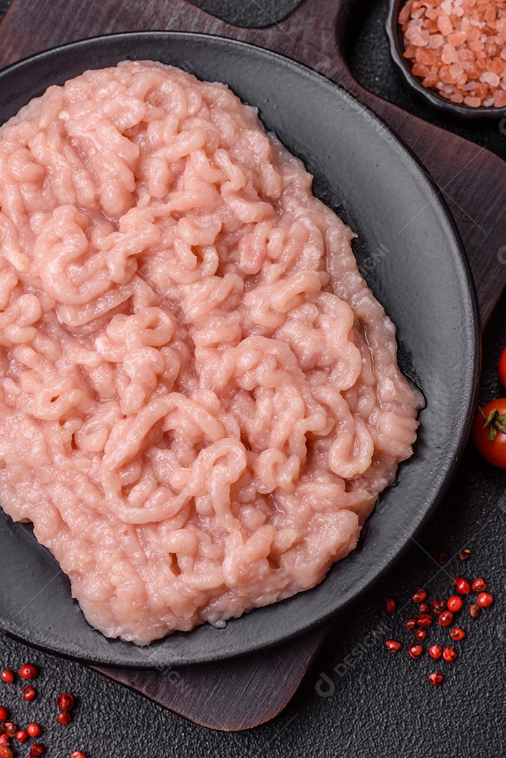 Carnes vermelhas crua moída sobre mesa de pedra