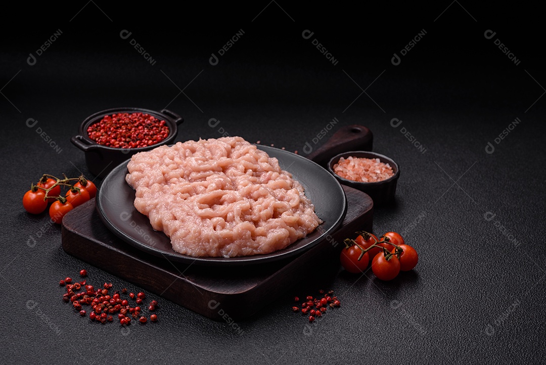 Carnes vermelhas crua moída sobre mesa de pedra