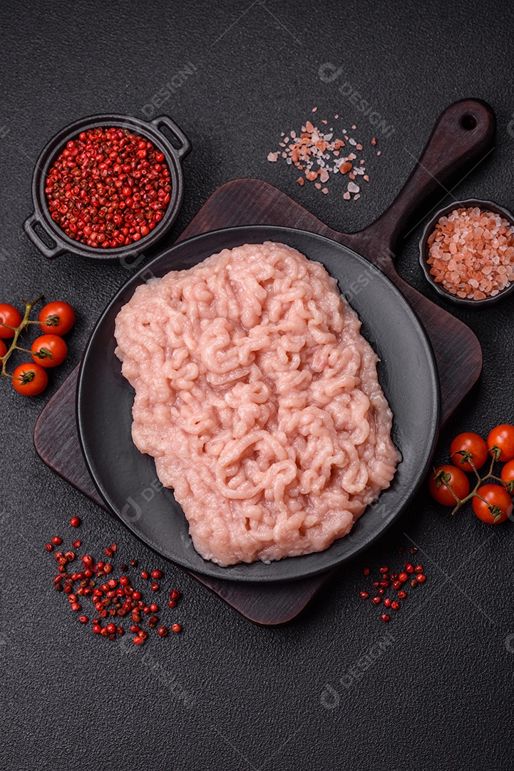 Carnes vermelhas crua moída sobre mesa de pedra